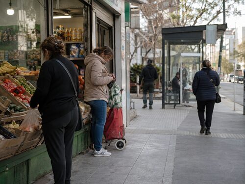 Citizens facing everyday economic pressure in a Montevideo neighborhood.