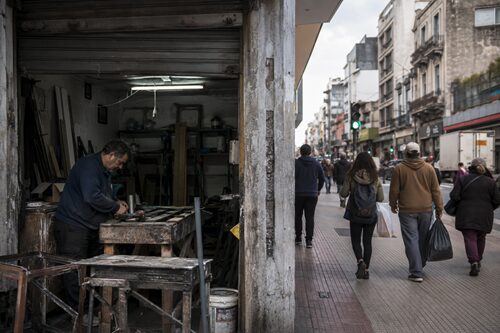 Small urban business in Uruguay illustrating the pressure of informality, taxation, and rising operating costs.