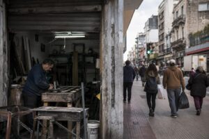 Small urban business in Uruguay illustrating the pressure of informality, taxation, and rising operating costs.