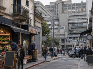 Urban economic life under pressure from persistent fiscal disorder and expanding state bureaucracy.