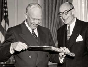 Joaquin Serratosa Cibils with U.S. President Dwight D. Eisenhower at the White House examining a gaucho knife presented by Rotary Clubs of Uruguay.